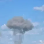 Наслідки російського авіаудару керованою авіабомбою по центру Херсона, де зникло світло