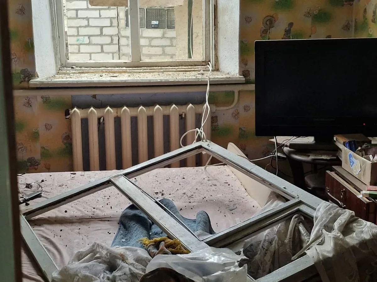 Пошкоджений будинок у Херсоні після російського авіаудару, видно вибиті вікна та зруйнований дах 1