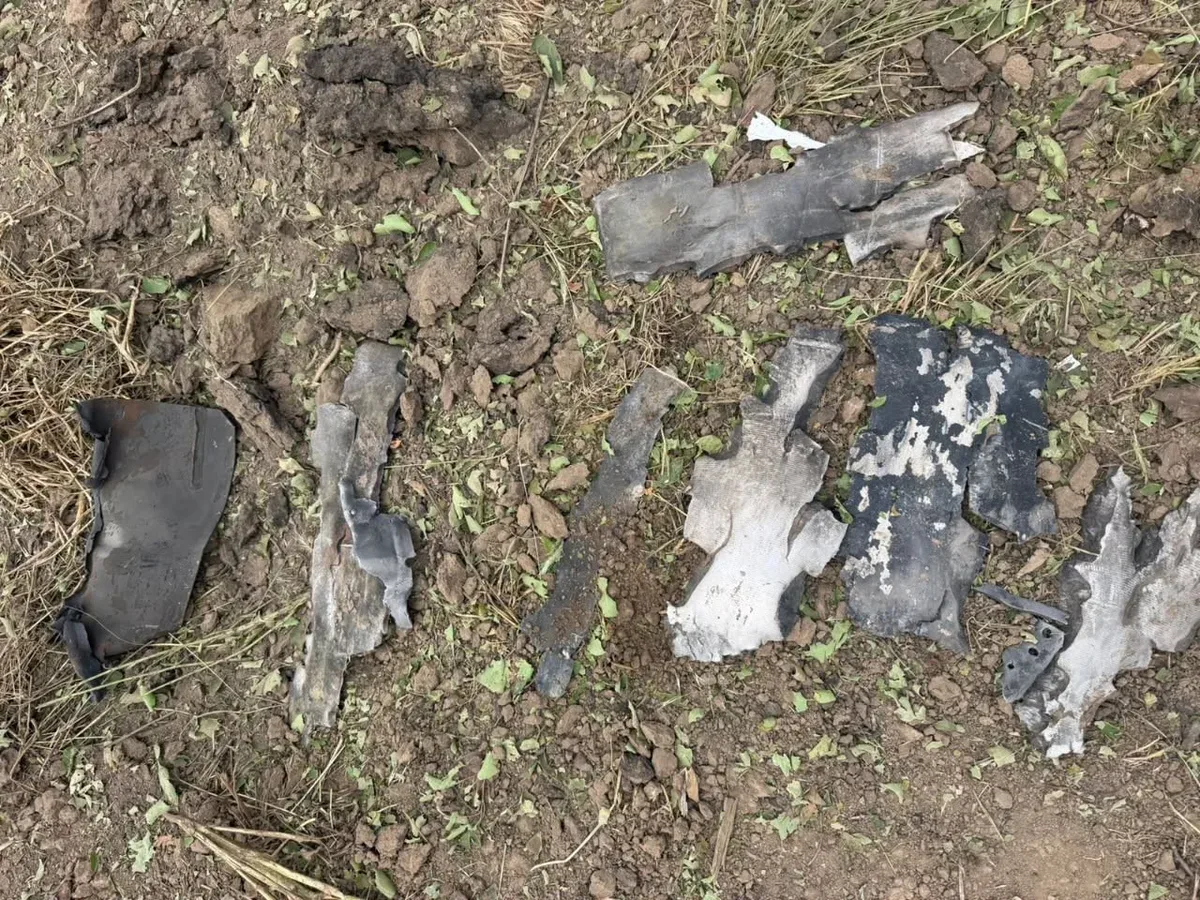 Пошкоджений будинок у Херсоні після російського авіаудару, видно вибиті вікна та зруйнований дах 2