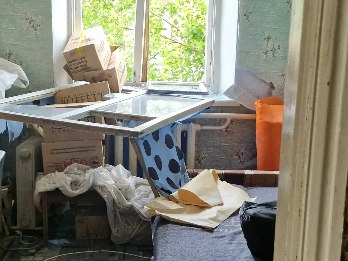 Пошкоджений будинок у Херсоні після російського авіаудару, видно вибиті вікна та зруйнований дах 3