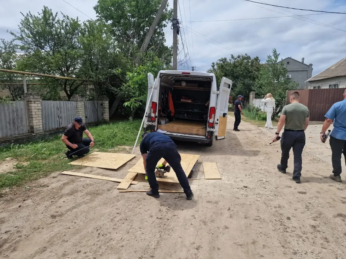 Пошкоджений будинок у Херсоні після російського авіаудару, видно вибиті вікна та зруйнований дах 5