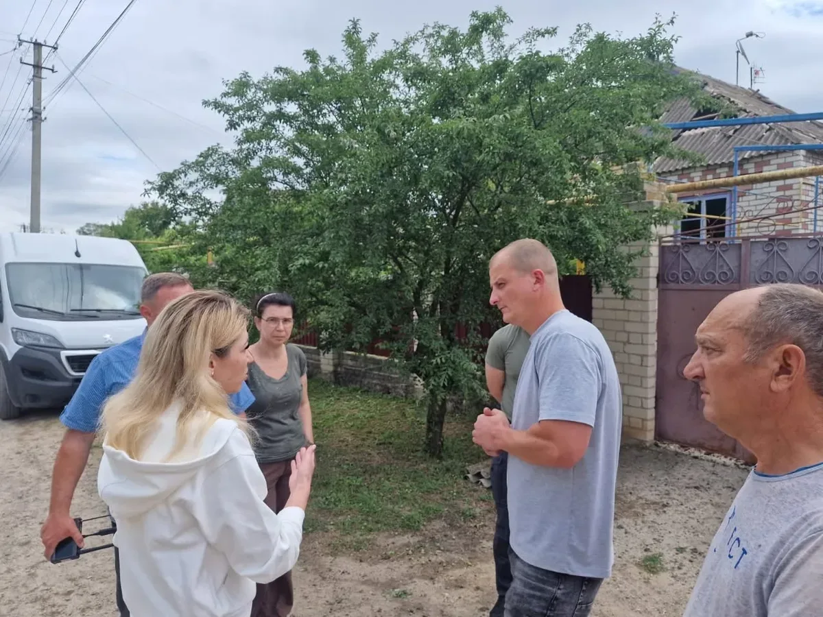 Пошкоджений будинок у Херсоні після російського авіаудару, видно вибиті вікна та зруйнований дах 6