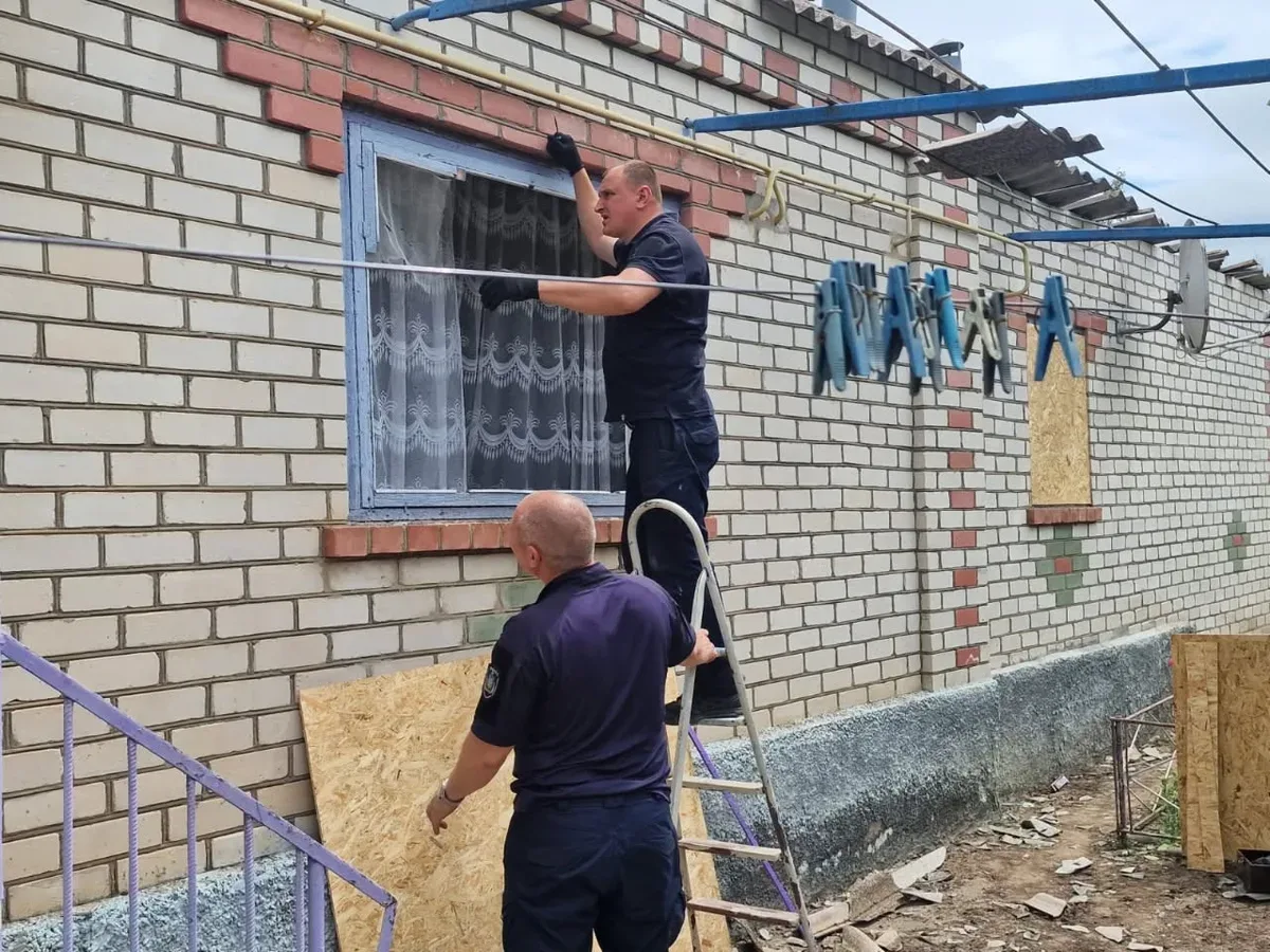 Пошкоджений будинок у Херсоні після російського авіаудару, видно вибиті вікна та зруйнований дах 7