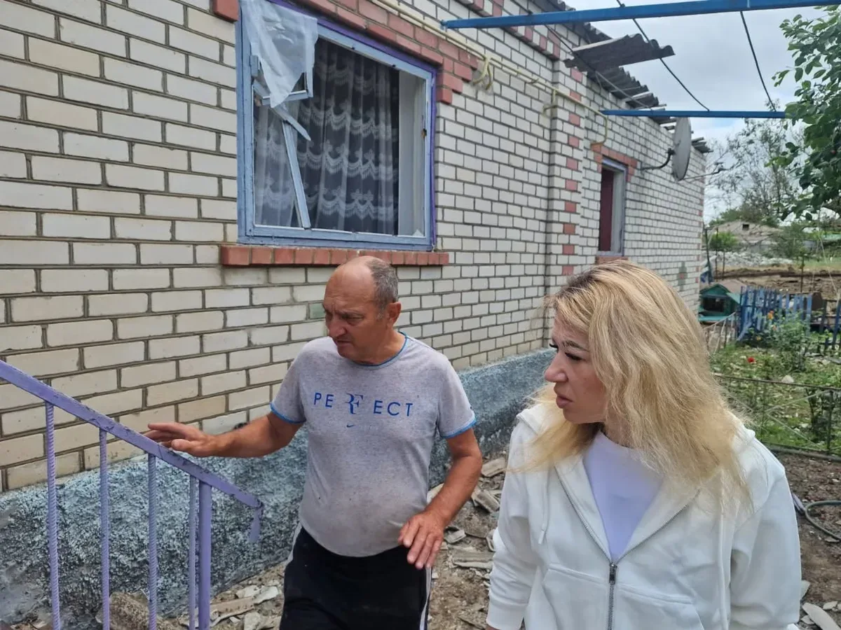 Пошкоджений будинок у Херсоні після російського авіаудару, видно вибиті вікна та зруйнований дах 8