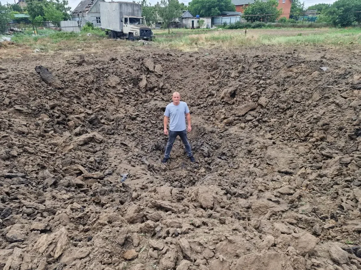 Пошкоджений будинок у Херсоні після російського авіаудару, видно вибиті вікна та зруйнований дах 9
