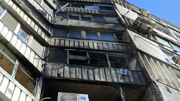 Російська дронова атака на житловий будинок у Центральному районі Херсона спричинила пожежу