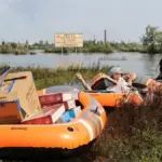 Рятувальники надають допомогу людям після підриву Каховської ГЕС у Херсоні.