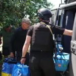 Пошкоджений автомобіль поліції після атаки дрона під час евакуації людей з Білозерки на Херсонщині.