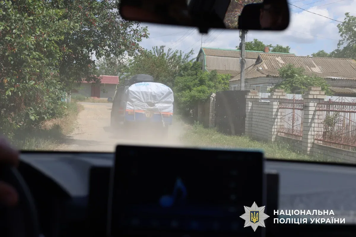 Пошкоджений автомобіль поліції після атаки дрона під час евакуації людей з Білозерки на Херсонщині. 3