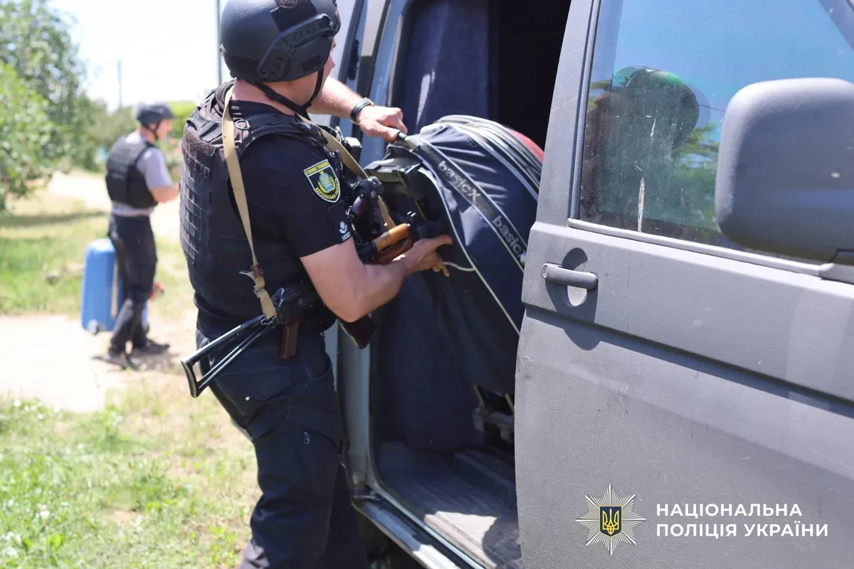 Пошкоджений автомобіль поліції після атаки дрона під час евакуації людей з Білозерки на Херсонщині. 4