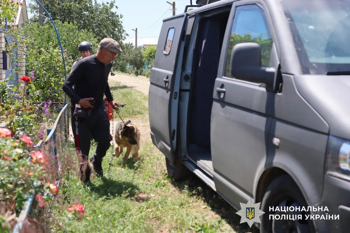 Пошкоджений автомобіль поліції після атаки дрона під час евакуації людей з Білозерки на Херсонщині. 5