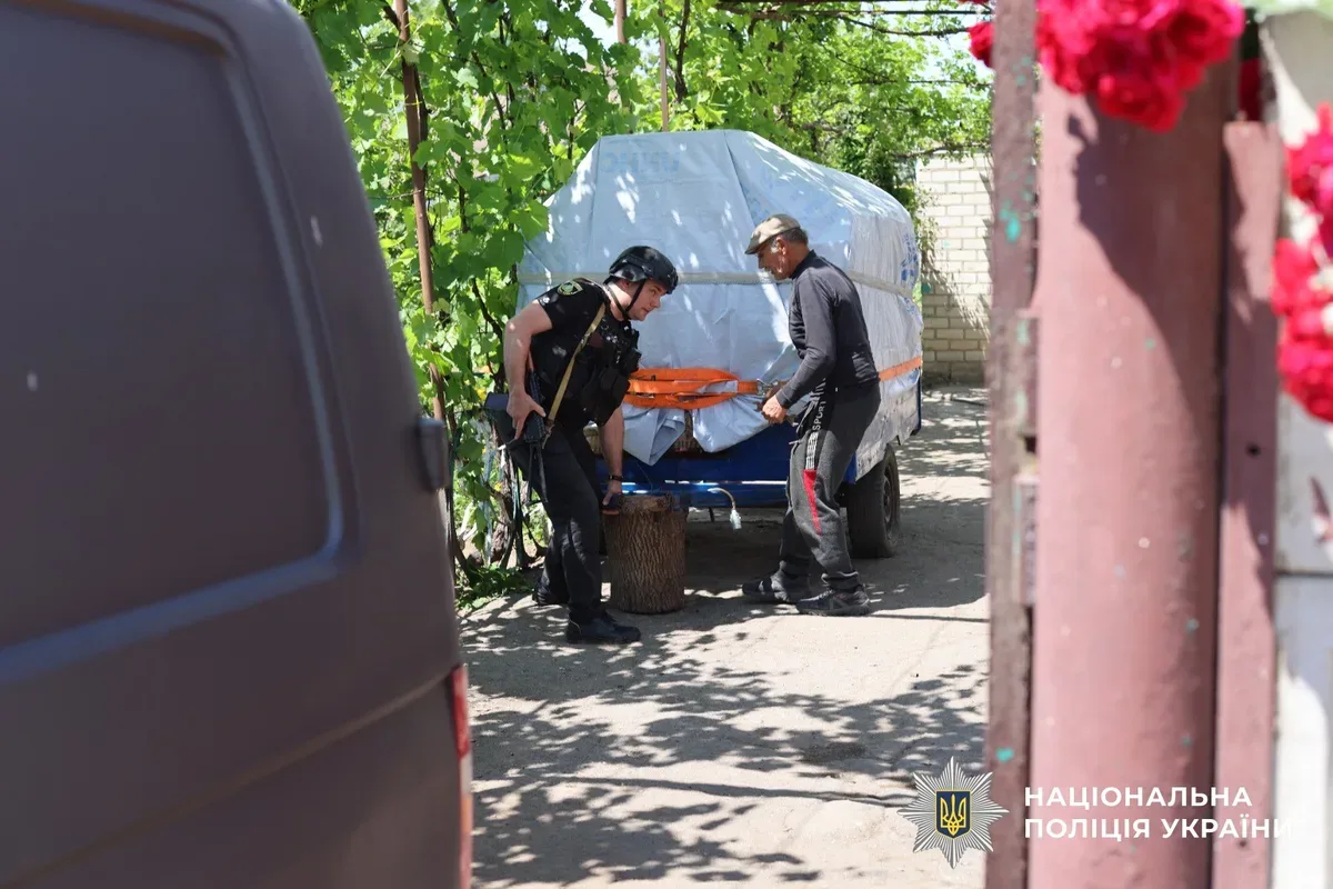 Пошкоджений автомобіль поліції після атаки дрона під час евакуації людей з Білозерки на Херсонщині. 6