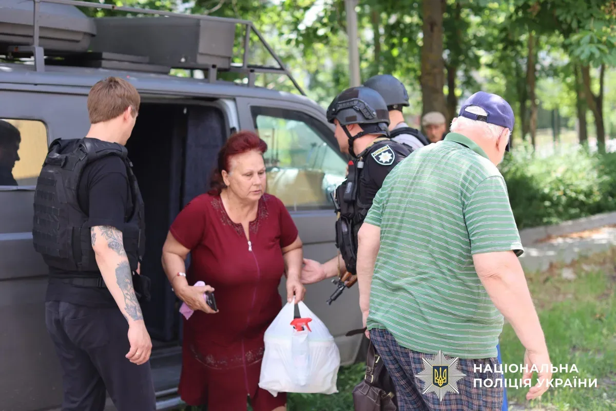 Пошкоджений автомобіль поліції після атаки дрона під час евакуації людей з Білозерки на Херсонщині. 7