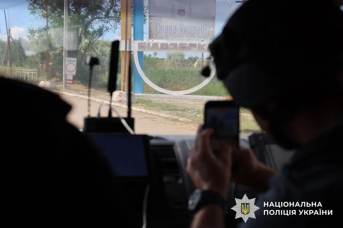 Пошкоджений автомобіль поліції після атаки дрона під час евакуації людей з Білозерки на Херсонщині. 8