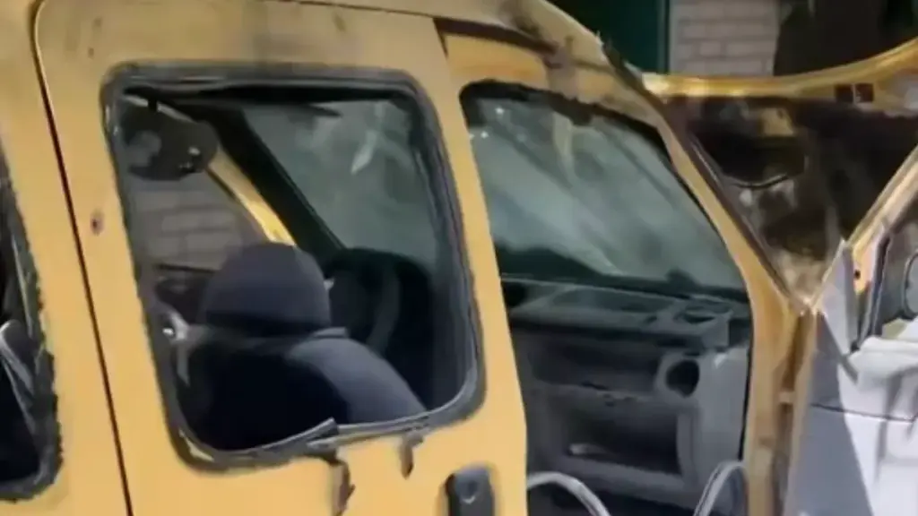 Пошкоджений автомобіль волонтерів після атаки російського дрона на Херсонщині, видні сліди обстрілу