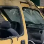Пошкоджений автомобіль волонтерів після атаки російського дрона на Херсонщині, видні сліди обстрілу