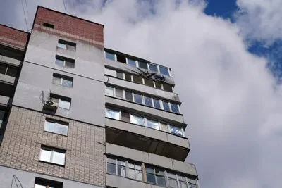 Пошкоджена багатоповерхівка у Херсоні після влучання російського дрона, видно пошкоджені балкони 1