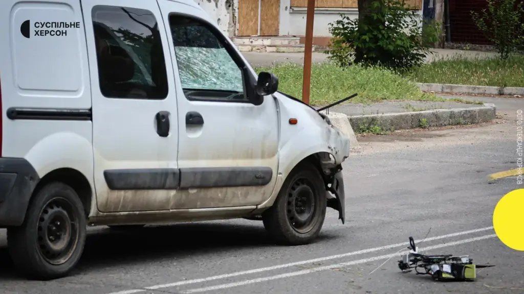 Російський дрон влучив в авто у центрі Херсона: двоє поранених, є множинні травми