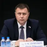 Судове засідання, російський чиновник на лаві підсудних, суддя виносить вирок