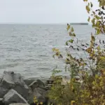 Зруйновані будинки та покинуті вулиці Великої Лепетихи під час окупації, мирні жителі, що отримують гуманітарну допомогу.