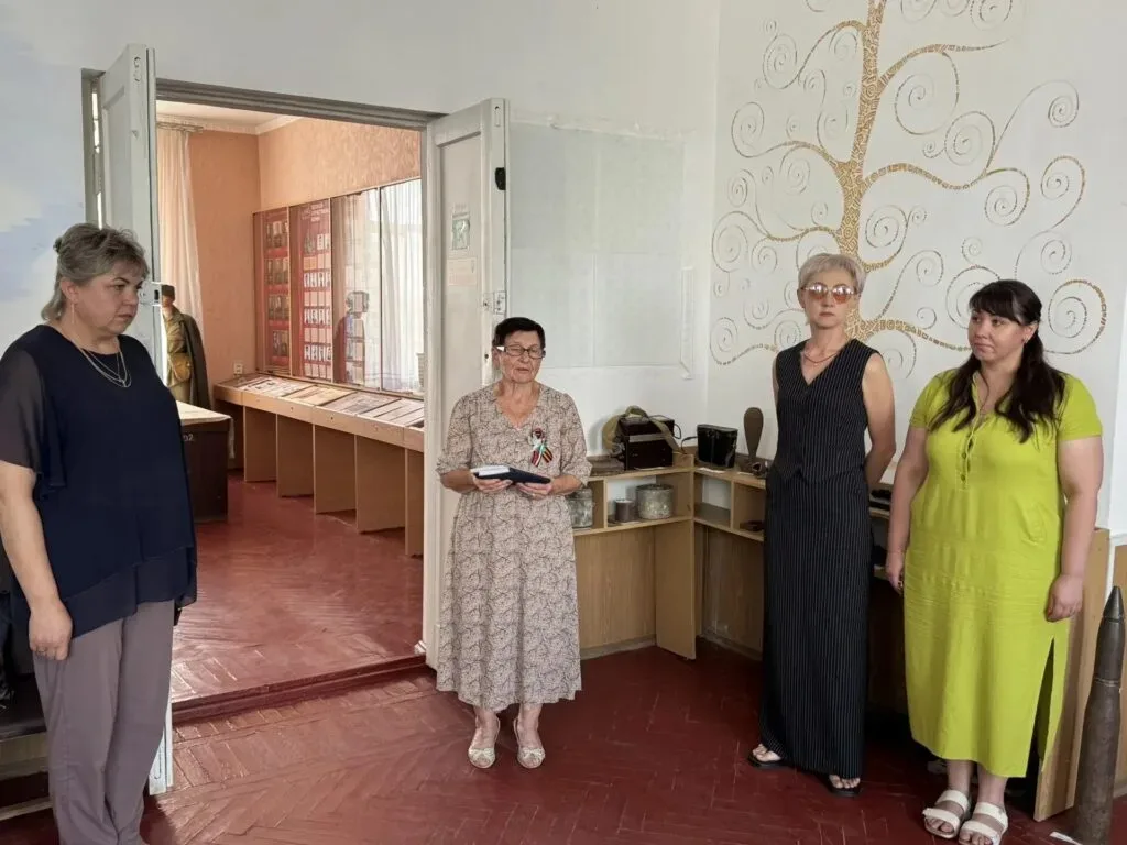 Зруйновані будинки та покинуті вулиці Великої Лепетихи під час окупації, мирні жителі, що отримують гуманітарну допомогу. 2