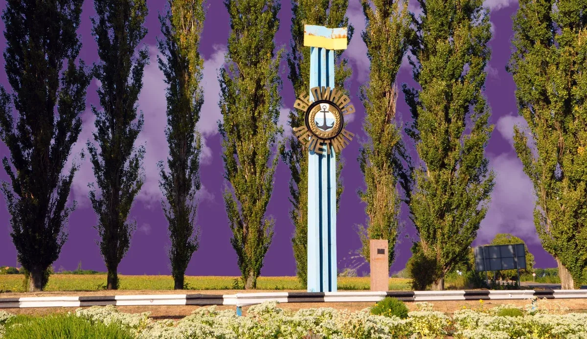 Зруйновані будинки та покинуті вулиці Великої Лепетихи під час окупації, мирні жителі, що отримують гуманітарну допомогу. 3
