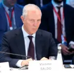Володимир Сальдо під час інтерв'ю, розповідає про «українські біолабораторії» та загибель птахів на Херсонщині