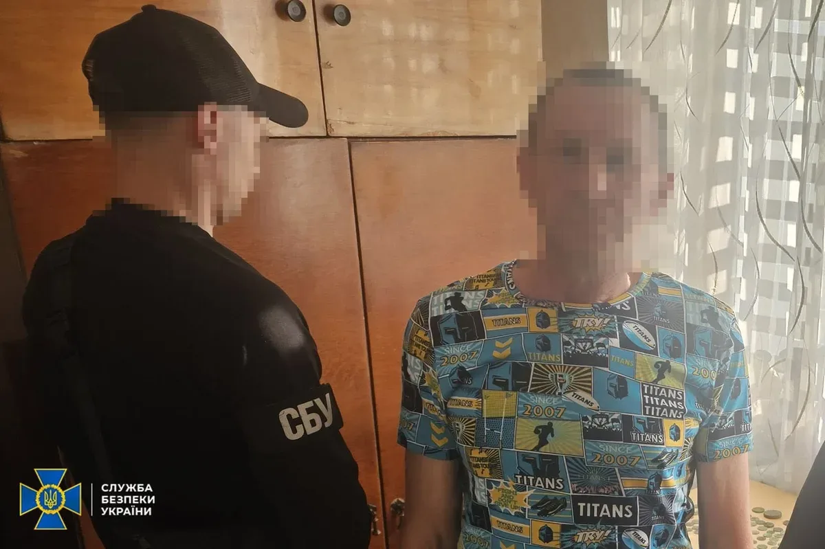 Співробітники СБУ вилучають старовинні монети та артефакти, що були приховані для контрабанди за кордон. 1
