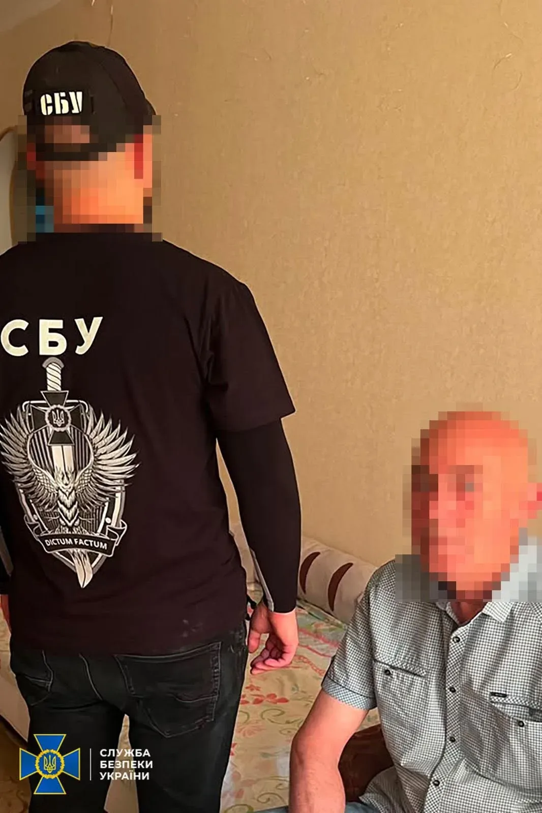 Співробітники СБУ вилучають старовинні монети та артефакти, що були приховані для контрабанди за кордон. 2