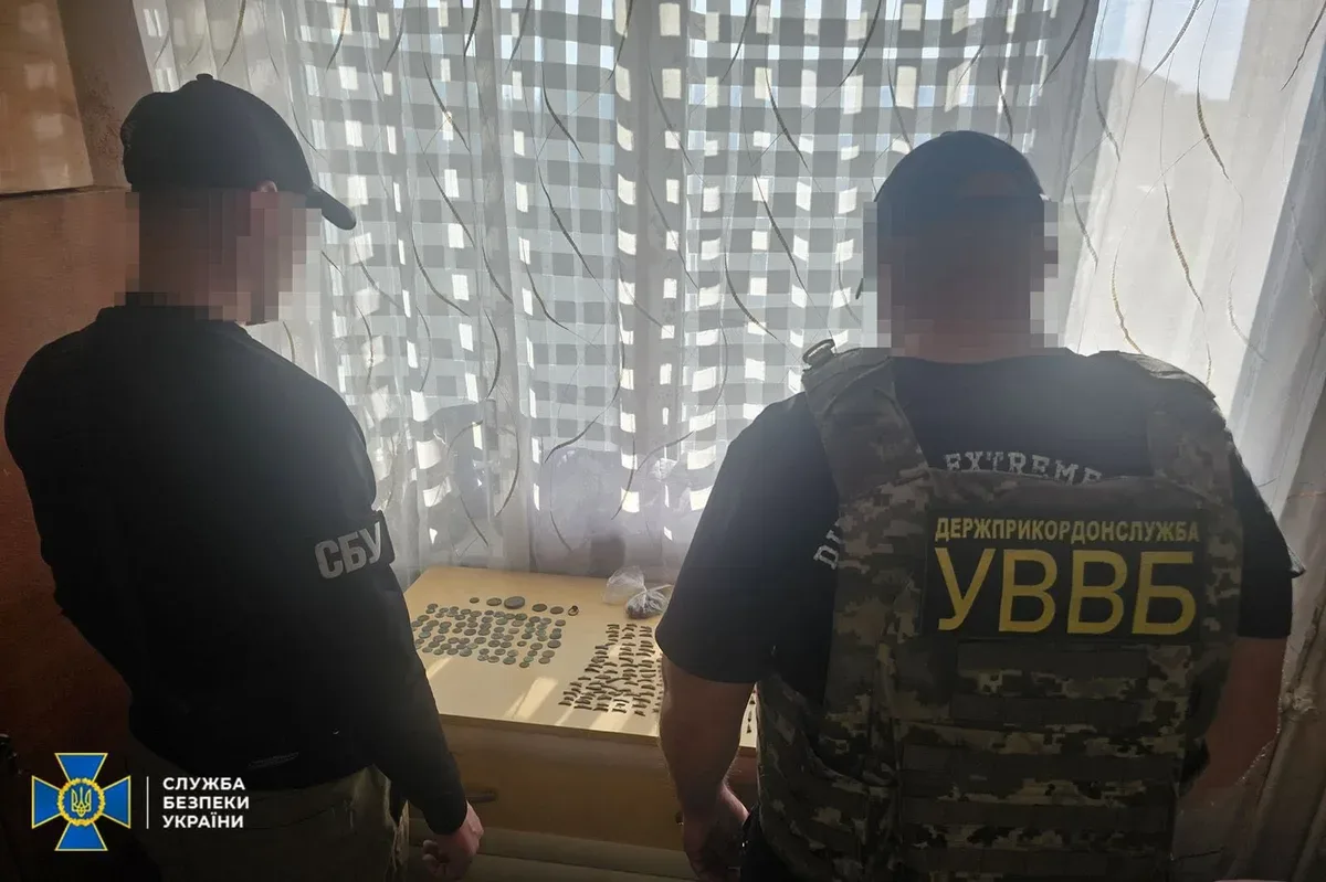 Співробітники СБУ вилучають старовинні монети та артефакти, що були приховані для контрабанди за кордон. 4