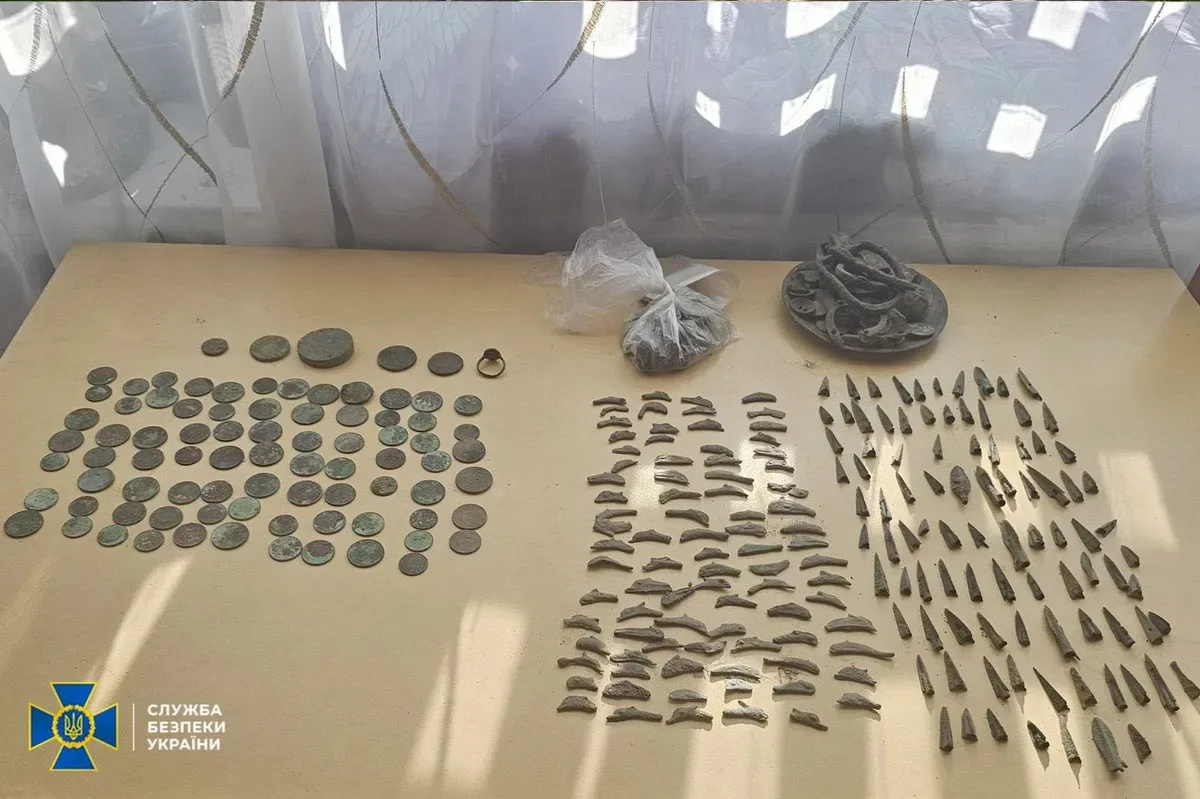 Співробітники СБУ вилучають старовинні монети та артефакти, що були приховані для контрабанди за кордон. 5