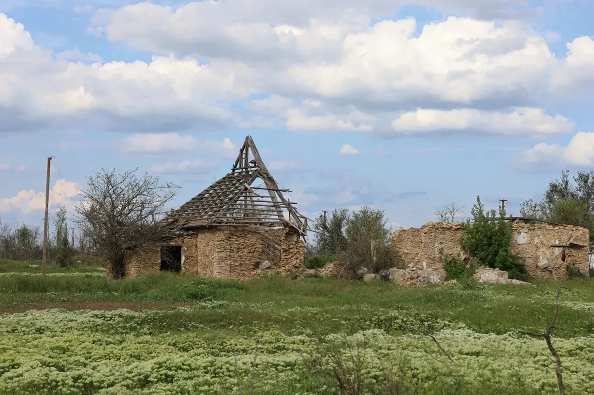 Зруйновані будинки села Безіменне на Херсонщині після окупації російськими військами 7