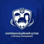 Символічне зображення телефонного шахрайства, де руки передають гроші, а на задньому плані силуети людей та карта Херсону.