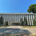 Ярослав Шанько підписує документи про зміни до бюджету Херсона, виділяючи кошти на оборону та ЖКГ.