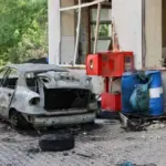 Наслідки атаки дронів-камікадзе у Херсоні, пошкоджені будівлі та автомобілі