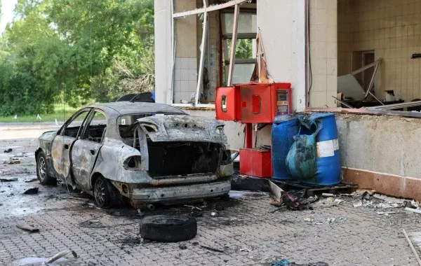 Наслідки атаки дронів-камікадзе у Херсоні, пошкоджені будівлі та автомобілі