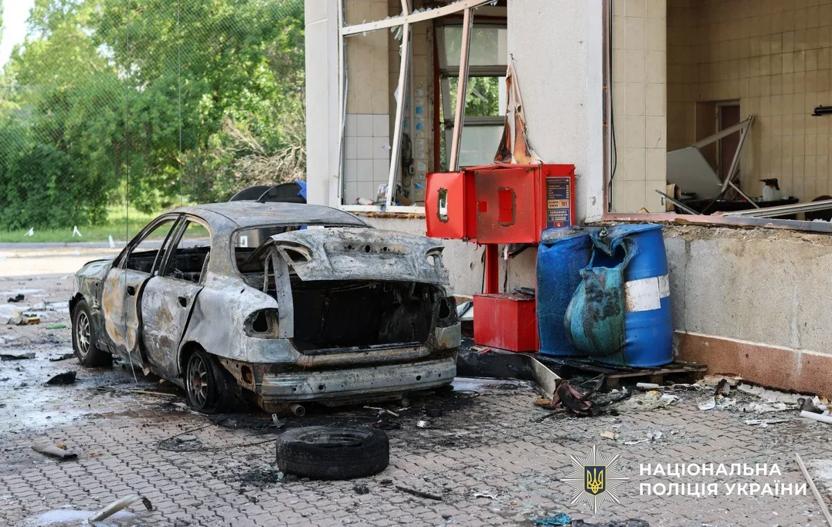 Наслідки атаки дронів-камікадзе у Херсоні, пошкоджені будівлі та автомобілі 1