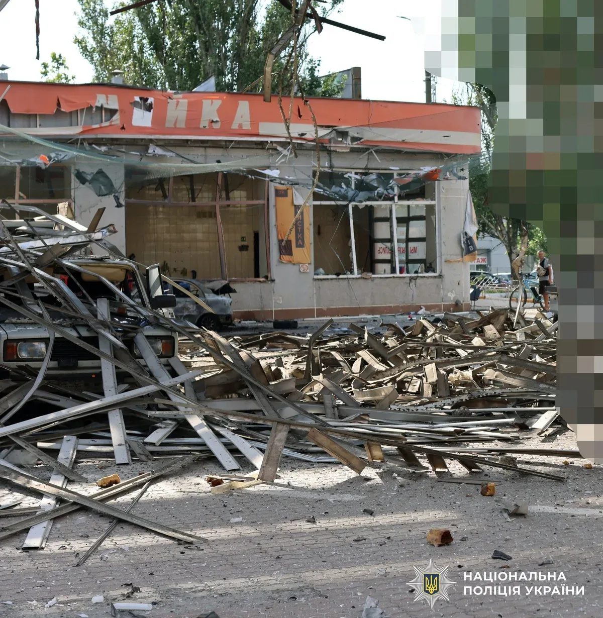 Наслідки атаки дронів-камікадзе у Херсоні, пошкоджені будівлі та автомобілі 2