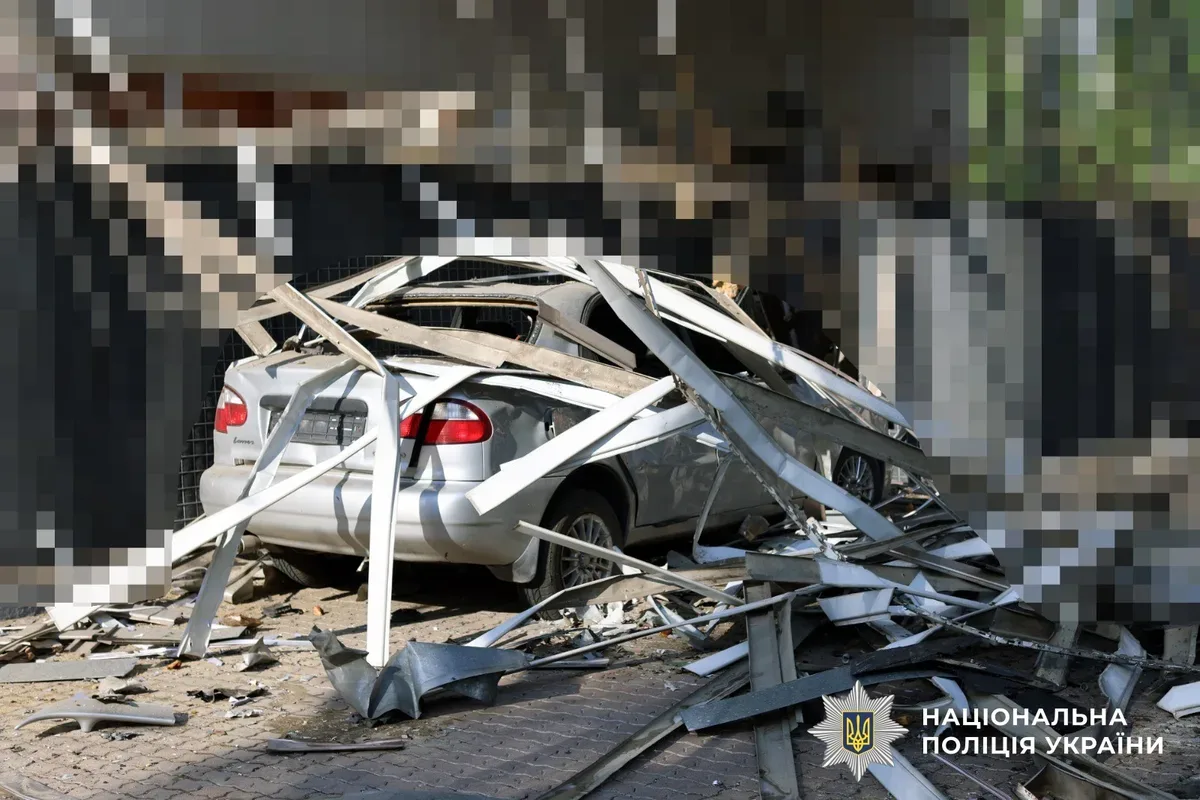 Наслідки атаки дронів-камікадзе у Херсоні, пошкоджені будівлі та автомобілі 3