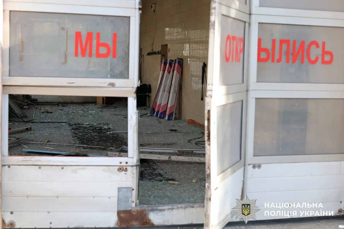 Наслідки атаки дронів-камікадзе у Херсоні, пошкоджені будівлі та автомобілі 4