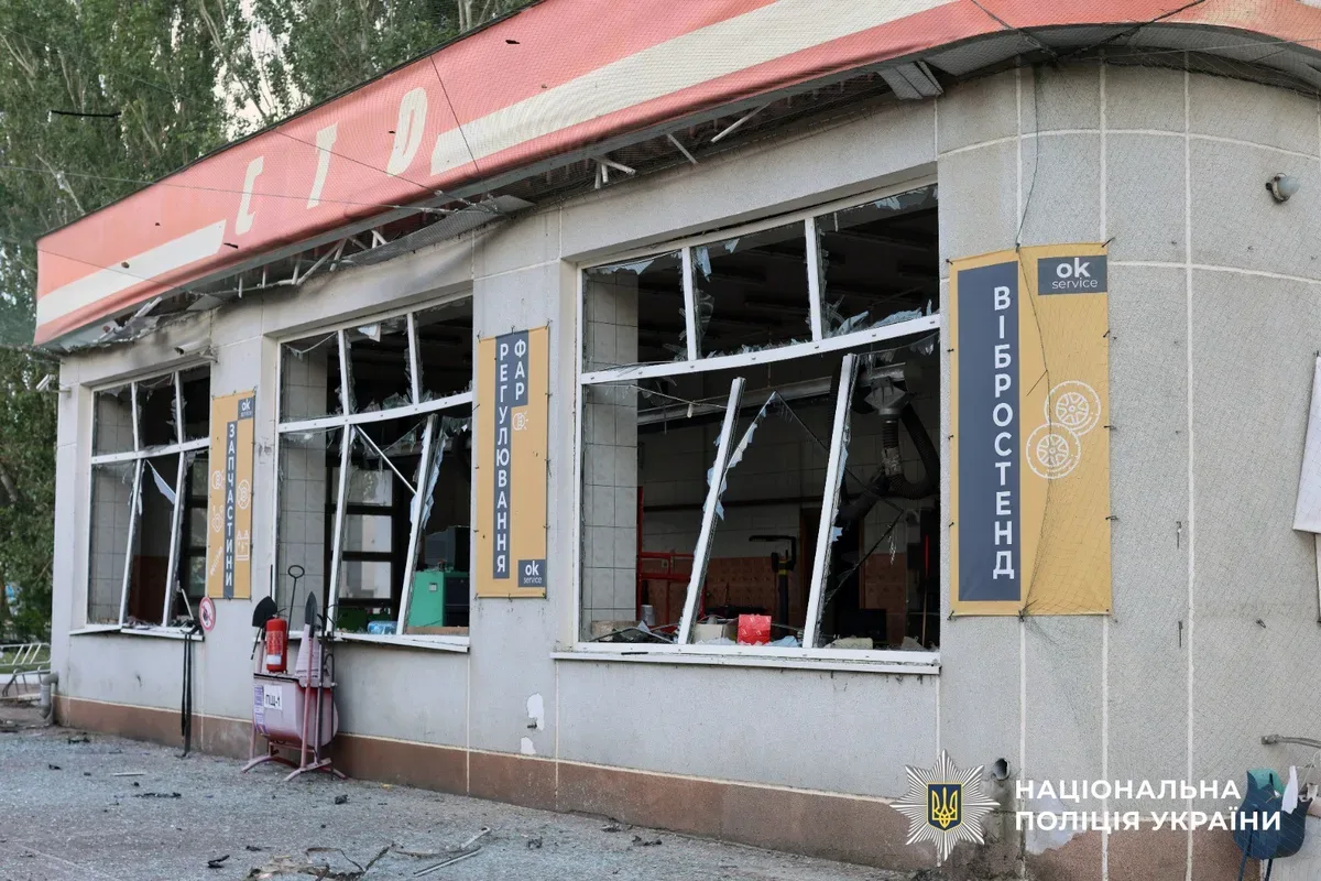 Наслідки атаки дронів-камікадзе у Херсоні, пошкоджені будівлі та автомобілі 5