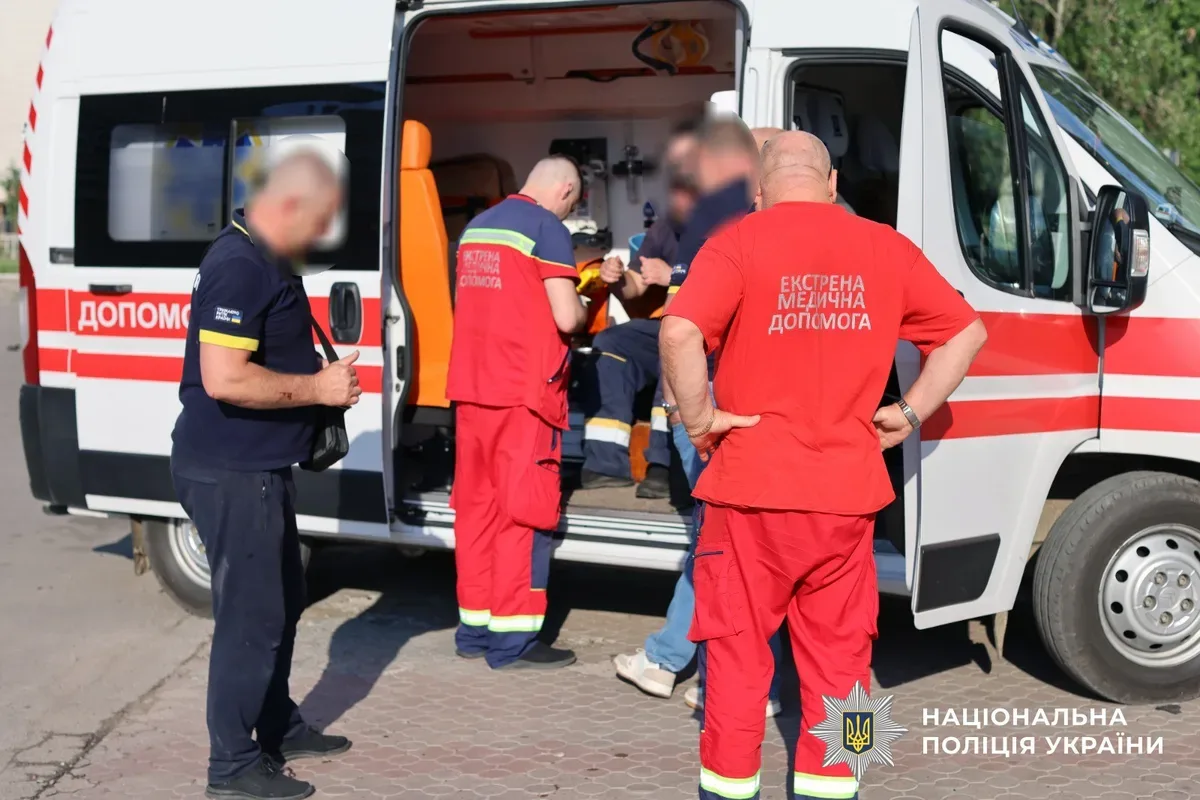 Наслідки атаки дронів-камікадзе у Херсоні, пошкоджені будівлі та автомобілі 6
