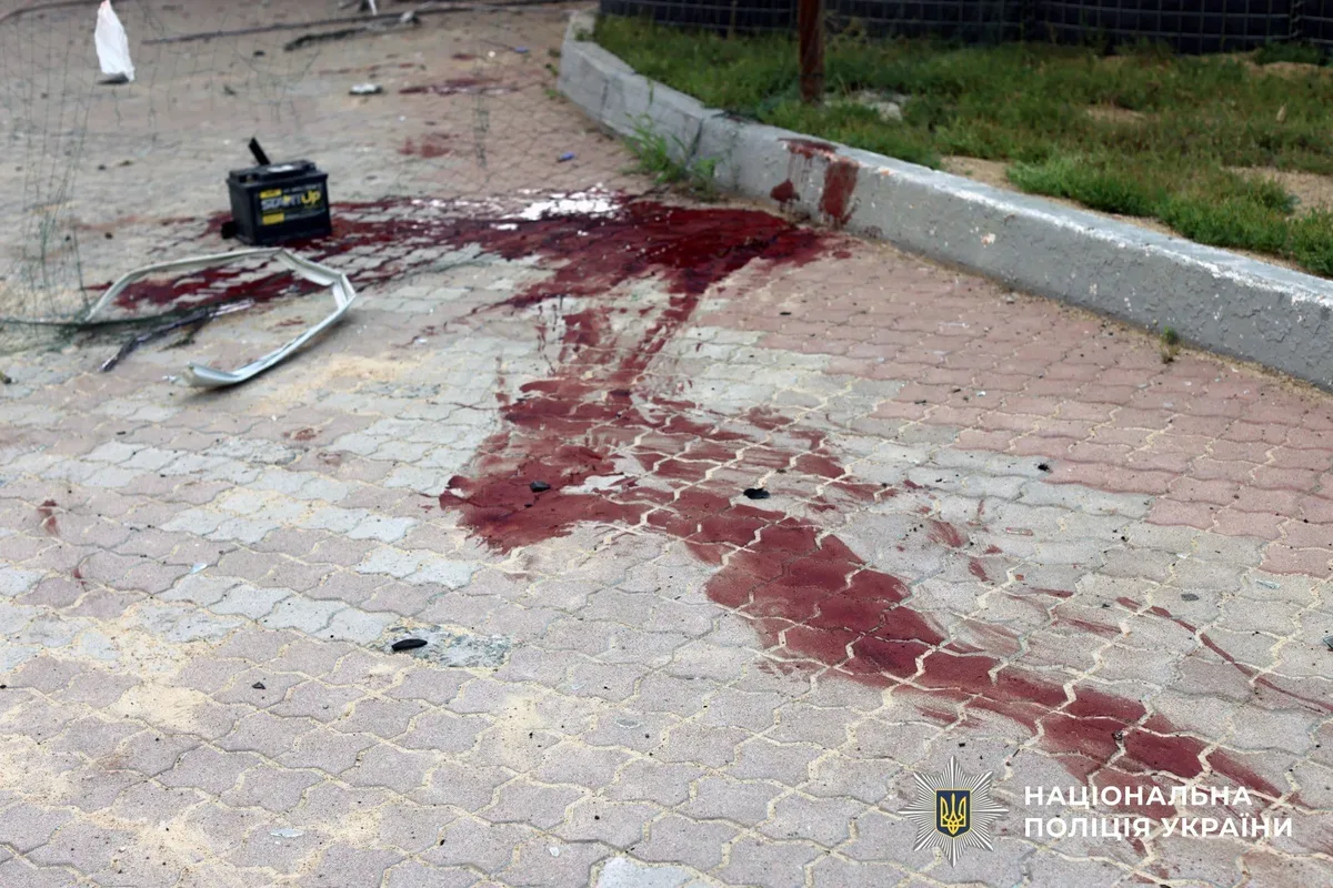 Наслідки атаки дронів-камікадзе у Херсоні, пошкоджені будівлі та автомобілі 7