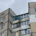 Пошкоджені будівлі та автомобілі після російських обстрілів у Херсонській області