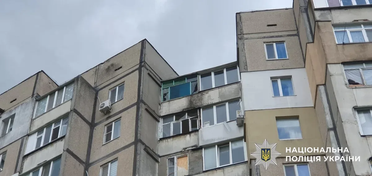 Пошкоджені будівлі та автомобілі після російських обстрілів у Херсонській області 1