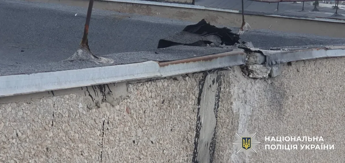 Пошкоджені будівлі та автомобілі після російських обстрілів у Херсонській області 2