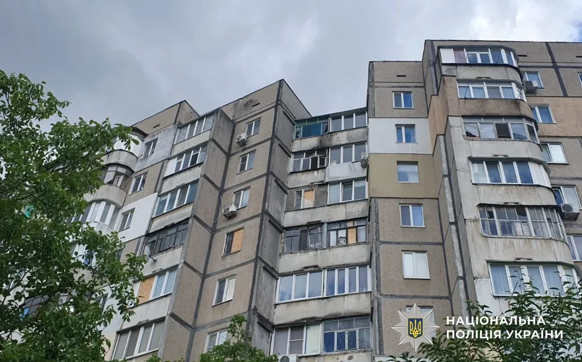 Пошкоджені будівлі та автомобілі після російських обстрілів у Херсонській області 3