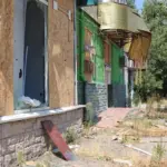 Пошкоджені будинки та інфраструктура в Херсоні після обстрілів, які призвели до поранень шести людей.