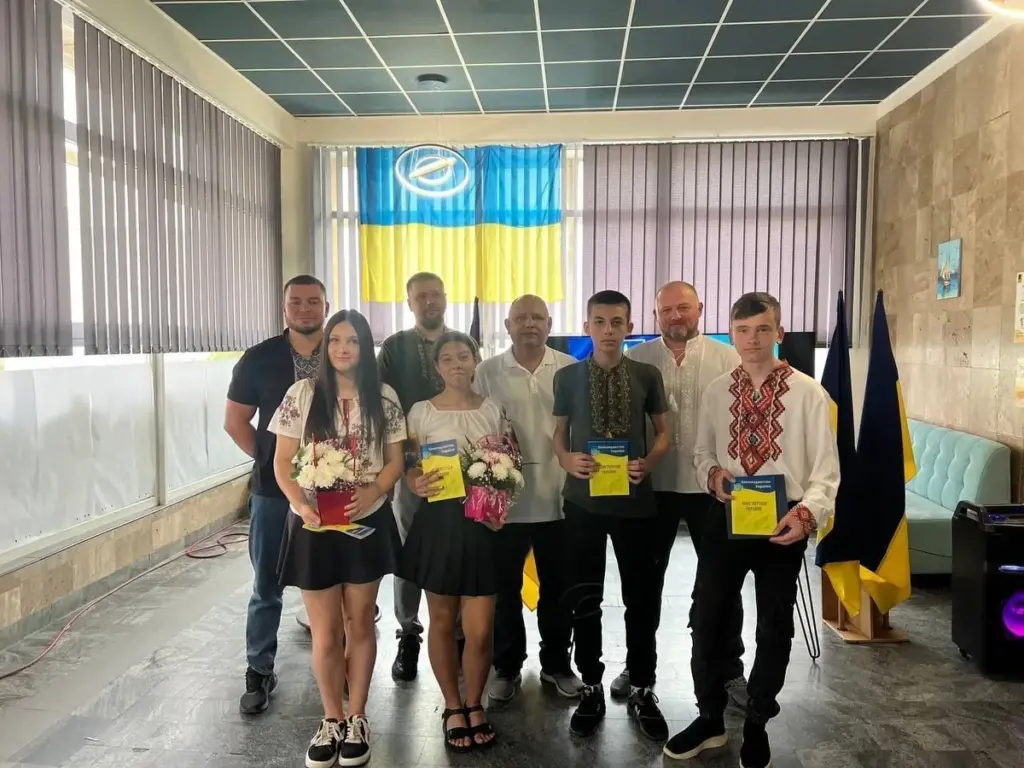 Скадовські підлітки отримали перші паспорти у Миколаєві до Дня Конституції