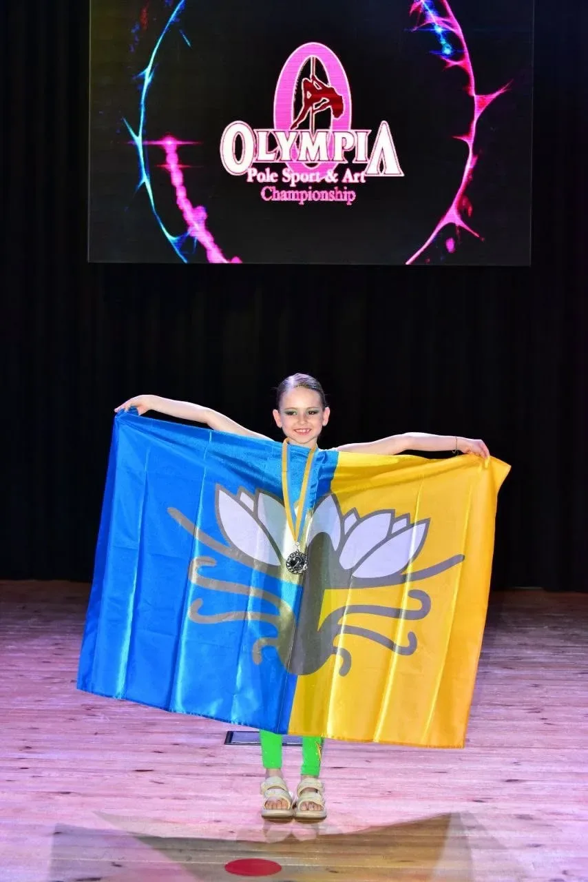 Спортсменка Поліна Болгаріна зі срібною медаллю на чемпіонаті OlympiA Pole Sport 2